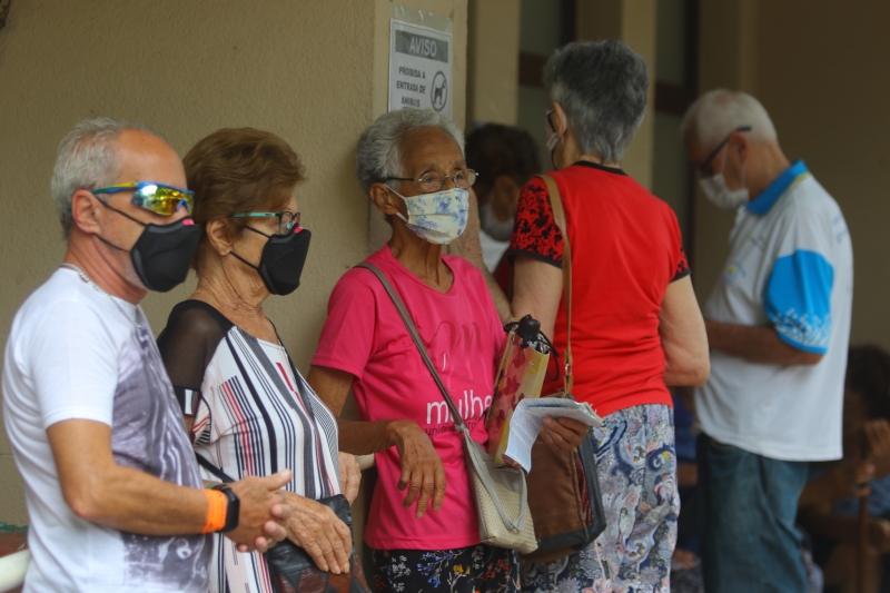 Em Porto Alegre, imunização escalonada por idades teve grande procura nos postos de saúde