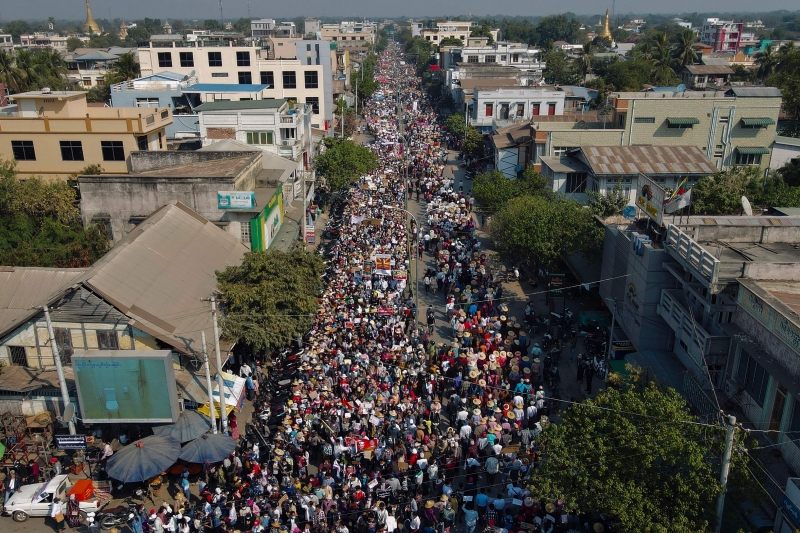 No oitavo dia de protestos, manifestantes marcham em estrada na região de Sagaing