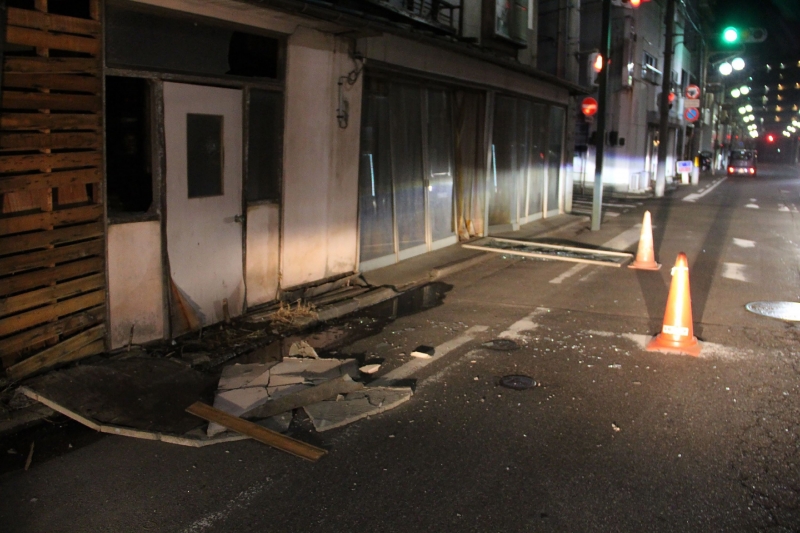 Danos em prédios são vistos em Fukushima neste sábado (13), após forte tremor na costa leste do país