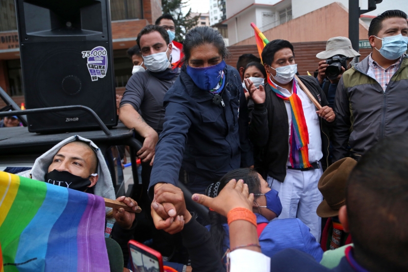Líder indígena Yaku Pérez (c), que vinha liderando a corrida pela vaga no segundo turno, perdeu a dianteira 