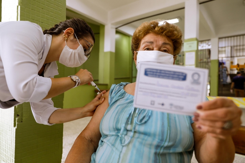 Em Porto Alegre, idosos acima dos 83 anos podem ser vacinados em 10 unidades de saúde