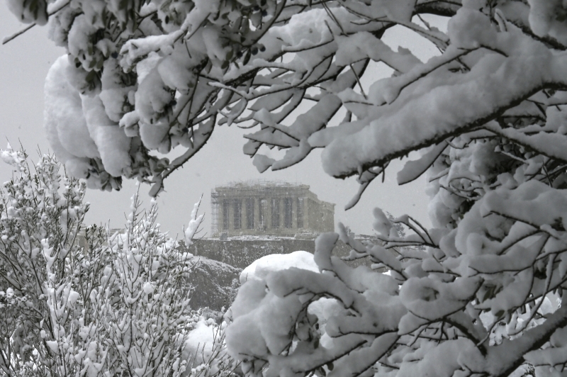 A neve é comum na região de montanhas e no norte do país, mas raramente atinge a capital Atenas