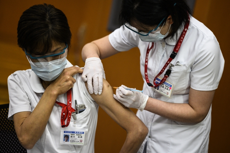 Cerca de 40 mil médicos e enfermeiros de 100 hospitais receberam a primeira dose do imunizante fabricado pela Pfizer/BioNTech