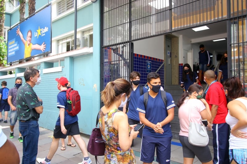 {'nm_midia_inter_thumb1':'https://www.jornaldocomercio.com/_midias/jpg/2021/02/17/206x137/1_lp_170221___colegio__13_-9251979.jpg', 'id_midia_tipo':'2', 'id_tetag_galer':'', 'id_midia':'602d3ad64f109', 'cd_midia':9251979, 'ds_midia_link': 'https://www.jornaldocomercio.com/_midias/jpg/2021/02/17/lp_170221___colegio__13_-9251979.jpg', 'ds_midia': 'Volta &agrave;s aulas em col&eacute;gios da rede privada.   Na foto: La Salle Dores', 'ds_midia_credi': 'LUIZA PRADO/JC', 'ds_midia_titlo': 'Volta &agrave;s aulas em col&eacute;gios da rede privada.   Na foto: La Salle Dores', 'cd_tetag': '1', 'cd_midia_w': '800', 'cd_midia_h': '533', 'align': 'Left'}