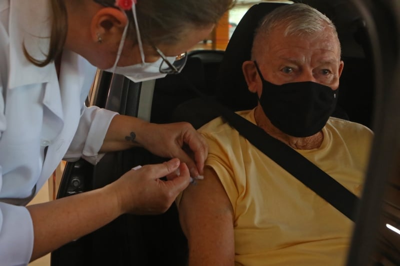 {'nm_midia_inter_thumb1':'https://www.jornaldocomercio.com/_midias/jpg/2021/02/17/206x137/1_lp_170221___vacina_barra__10_-9252157.jpg', 'id_midia_tipo':'2', 'id_tetag_galer':'', 'id_midia':'602d41ca4718f', 'cd_midia':9252157, 'ds_midia_link': 'https://www.jornaldocomercio.com/_midias/jpg/2021/02/17/lp_170221___vacina_barra__10_-9252157.jpg', 'ds_midia': 'Drive-thru de vacinação contra covid no BarraShopping', 'ds_midia_credi': 'LUIZA PRADO/JC', 'ds_midia_titlo': 'Drive-thru de vacinação contra covid no BarraShopping', 'cd_tetag': '1', 'cd_midia_w': '800', 'cd_midia_h': '533', 'align': 'Left'}