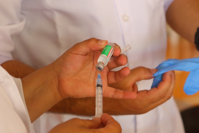 Intensa busca por informações e risco de aglomeração nos locais de vacinação motivaram o adiamento