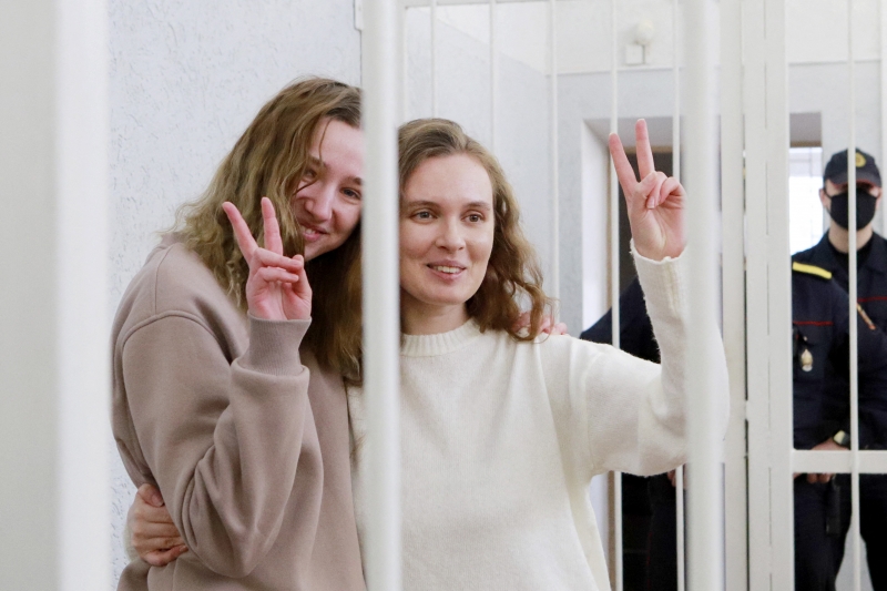 As repórteres Daria Tchoultsova, de 23 anos, e Katerina Bakhvalova, 27, foram presas quando cobriam protestos