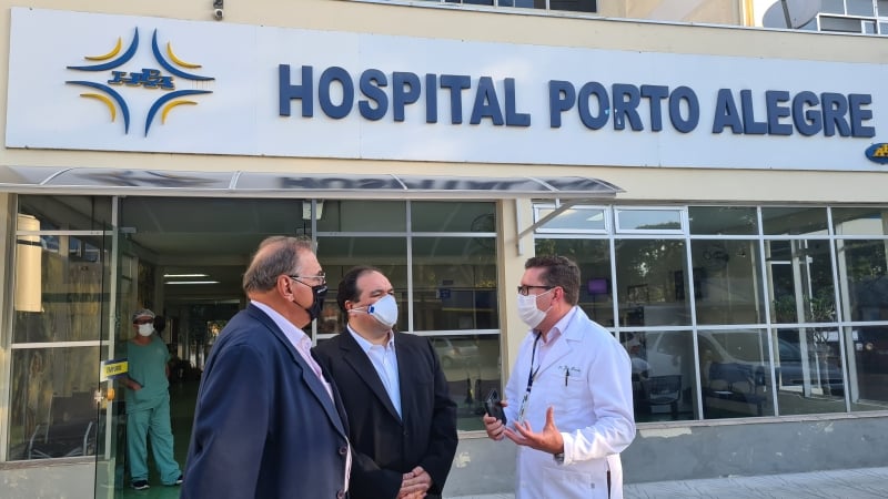 Sparta (e) visitou o local a convite do deputado Dr. Thiago Duarte (c) e direção do HPA