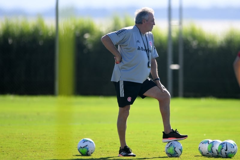 Abel Braga terá o desafio de tirar o time da zona de rebaixamento