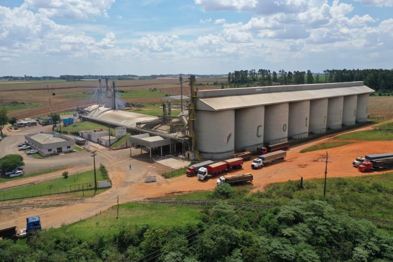 {'nm_midia_inter_thumb1':'https://www.jornaldocomercio.com/_midias/jpg/2021/02/18/206x137/1_cotriba__cruz_alta-9253517.jpg', 'id_midia_tipo':'2', 'id_tetag_galer':'', 'id_midia':'602e8dece5ff2', 'cd_midia':9253517, 'ds_midia_link': 'https://www.jornaldocomercio.com/_midias/jpg/2021/02/18/cotriba__cruz_alta-9253517.jpg', 'ds_midia': 'Em Cruz Alta a Cotrib&aacute; est&aacute; investindo R$ 23 milh&otilde;es em melhorias log&iacute;sticas', 'ds_midia_credi': 'Cotrib&aacute;/Divulga&ccedil;&atilde;o/JC', 'ds_midia_titlo': 'Em Cruz Alta a Cotrib&aacute; est&aacute; investindo R$ 23 milh&otilde;es em melhorias log&iacute;sticas', 'cd_tetag': '1', 'cd_midia_w': '800', 'cd_midia_h': '533', 'align': 'Left'}