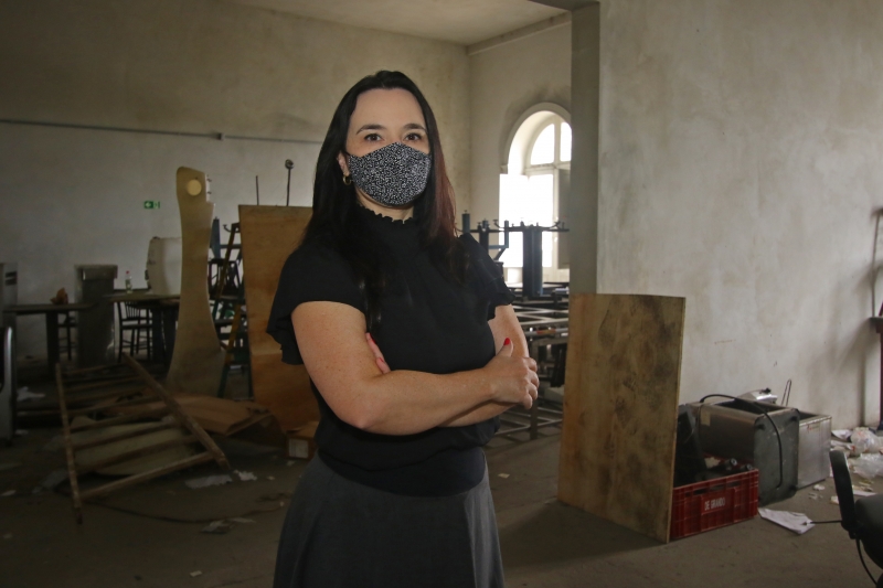 {'nm_midia_inter_thumb1':'https://www.jornaldocomercio.com/_midias/jpg/2021/02/18/206x137/1_lp_180221___mercado__20_-9253307.jpg', 'id_midia_tipo':'2', 'id_tetag_galer':'', 'id_midia':'602e8bb9bed39', 'cd_midia':9253307, 'ds_midia_link': 'https://www.jornaldocomercio.com/_midias/jpg/2021/02/18/lp_180221___mercado__20_-9253307.jpg', 'ds_midia': 'Fotos no Mercado P&uacute;blico para mat&eacute;ria sobre as obras que os mercadeiros querem fazer no espa&ccedil;o  Na foto: Adriana Kauer', 'ds_midia_credi': 'LUIZA PRADO/JC', 'ds_midia_titlo': 'Fotos no Mercado P&uacute;blico para mat&eacute;ria sobre as obras que os mercadeiros querem fazer no espa&ccedil;o  Na foto: Adriana Kauer', 'cd_tetag': '1', 'cd_midia_w': '800', 'cd_midia_h': '533', 'align': 'Left'}