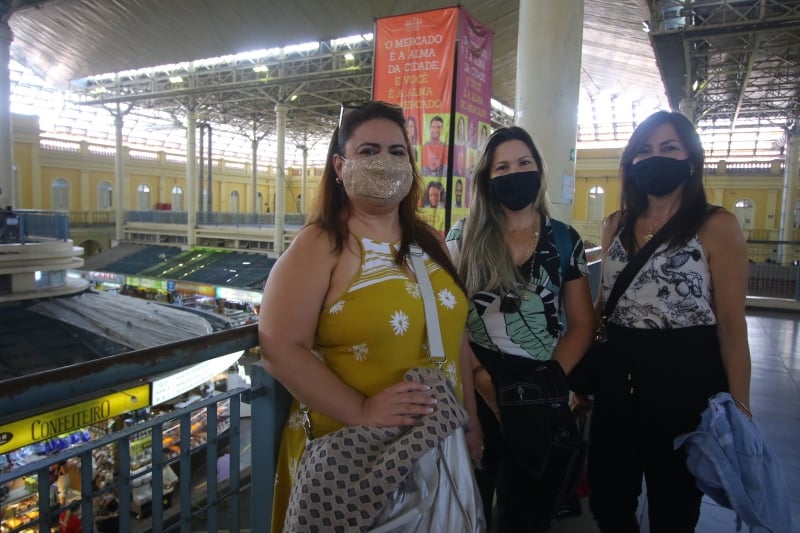 {'nm_midia_inter_thumb1':'https://www.jornaldocomercio.com/_midias/jpg/2021/02/18/206x137/1_lp_180221___mercado__35_-9253321.jpg', 'id_midia_tipo':'2', 'id_tetag_galer':'', 'id_midia':'602e8bb9bed39', 'cd_midia':9253321, 'ds_midia_link': 'https://www.jornaldocomercio.com/_midias/jpg/2021/02/18/lp_180221___mercado__35_-9253321.jpg', 'ds_midia': 'Fotos no Mercado P&uacute;blico para mat&eacute;ria sobre as obras que os mercadeiros querem fazer no espa&ccedil;o  Na foto: Mayra Pinheiro, M&aacute;rcia Almeida e Let&iacute;cia Pires', 'ds_midia_credi': 'LUIZA PRADO/JC', 'ds_midia_titlo': 'Fotos no Mercado P&uacute;blico para mat&eacute;ria sobre as obras que os mercadeiros querem fazer no espa&ccedil;o  Na foto: Mayra Pinheiro, M&aacute;rcia Almeida e Let&iacute;cia Pires', 'cd_tetag': '1', 'cd_midia_w': '800', 'cd_midia_h': '533', 'align': 'Left'}