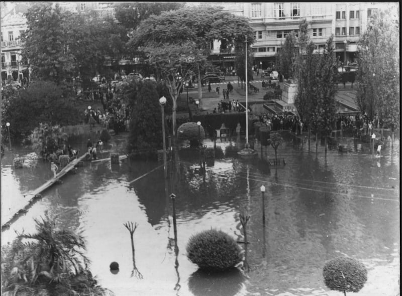 Vista da Praça da Alfândega embaixo d'água durante alagamentos de 1941