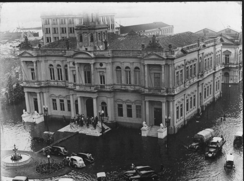 Vista aérea do Paço Municipal rodeado de água durante alagamento de 1941