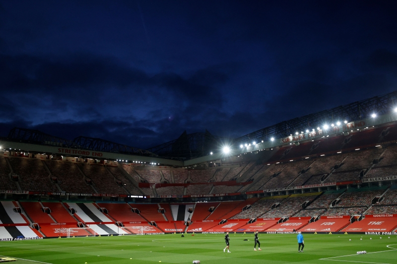 Estádios como o Old Trafford poderão receber até 10 mil pessoas