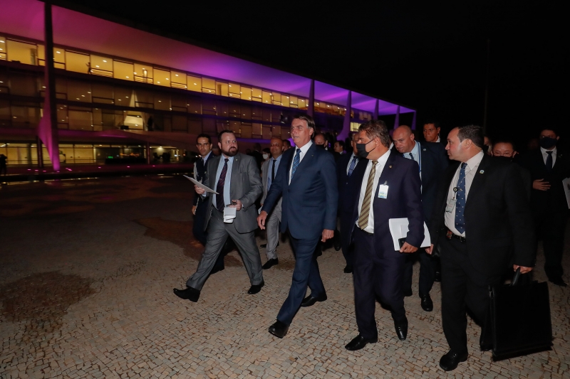Bolsonaro e a caravana de ministros fizeram a travessia do Palácio do Planalto a pé