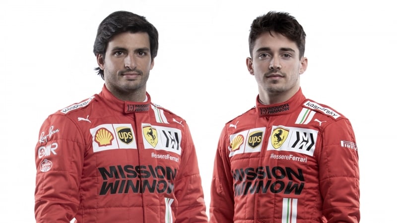 Carlos Sainz Jr (e) e Charles Leclerc são os pilotos da escuderia para esse ano