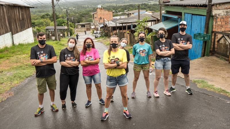 Nara Sonallio (c), fundadora do Instituto, afirma que ajudar as crianças também atende às famílias