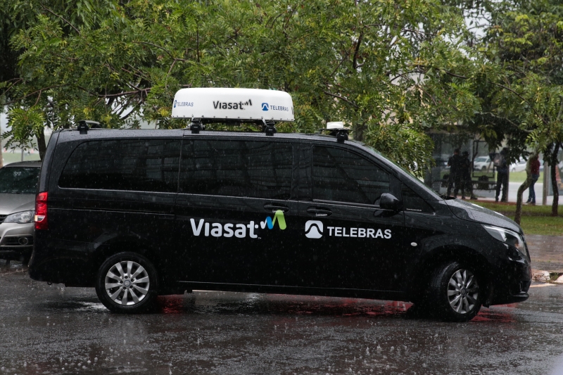 Antena fixada no teto do carro garante a continuidade do sinal de banda larga
