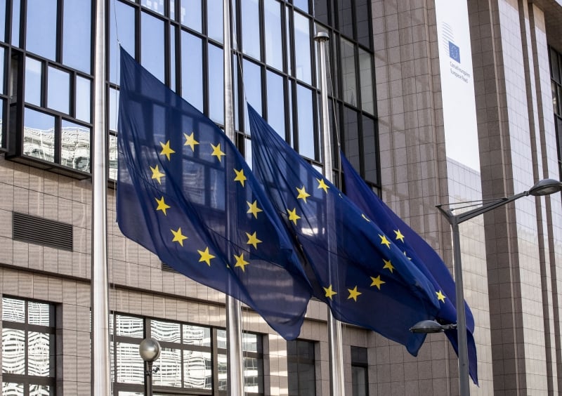 UE alega que a empresa britânica violou os termos de contratos firmados no ano passado