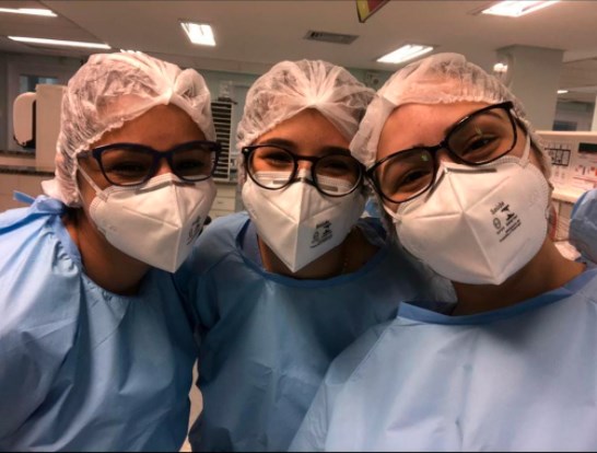 {'nm_midia_inter_thumb1':'https://www.jornaldocomercio.com/_midias/jpg/2021/03/01/206x137/1_2021_03_01_17h18_38-9260618.jpg', 'id_midia_tipo':'2', 'id_tetag_galer':'', 'id_midia':'603d4b83af67e', 'cd_midia':9260618, 'ds_midia_link': 'https://www.jornaldocomercio.com/_midias/jpg/2021/03/01/2021_03_01_17h18_38-9260618.jpg', 'ds_midia': 'T&eacute;cnica de enfermagem do GHC, Ingrid Marian Cordeiro Grings (centro)', 'ds_midia_credi': 'Arquivo pessoal/JC', 'ds_midia_titlo': 'T&eacute;cnica de enfermagem do GHC, Ingrid Marian Cordeiro Grings (centro)', 'cd_tetag': '1', 'cd_midia_w': '546', 'cd_midia_h': '414', 'align': 'Left'}