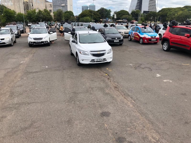 {'nm_midia_inter_thumb1':'https://www.jornaldocomercio.com/_midias/jpg/2021/03/01/206x137/1_8bb02ea9_c1d1_4e09_869a_02fad4cdad0e-9260659.jpg', 'id_midia_tipo':'2', 'id_tetag_galer':'', 'id_midia':'603d4d564f3a2', 'cd_midia':9260659, 'ds_midia_link': 'https://www.jornaldocomercio.com/_midias/jpg/2021/03/01/8bb02ea9_c1d1_4e09_869a_02fad4cdad0e-9260659.jpg', 'ds_midia': 'Concentração da carreata foi no Largo da Epatur', 'ds_midia_credi': 'AEPEI RS/DIVULGAÇÃ/JC', 'ds_midia_titlo': 'Concentração da carreata foi no Largo da Epatur', 'cd_tetag': '1', 'cd_midia_w': '800', 'cd_midia_h': '598', 'align': 'Left'}