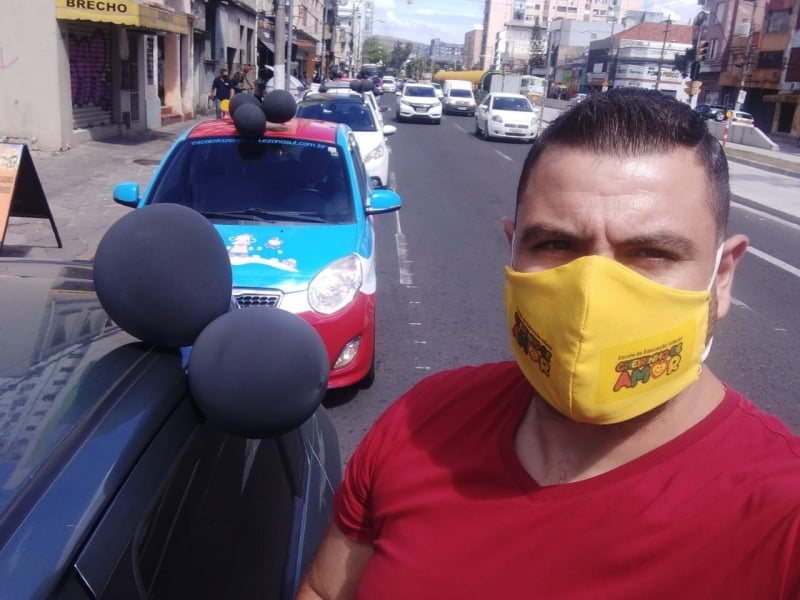 Manifestantes realizaram carreata em Porto Alegre, na tarde desta segunda-feira