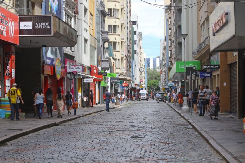 Ruas centrais tiveram pouco movimento nesta segunda-feira 