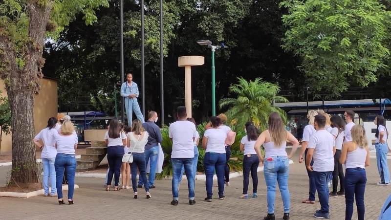 Doug Weiss com os comerciantes na par&oacute;dia de "Um Novo Tempo" Foto: Arquivo Pessoal/Divulga&ccedil;&atilde;o/JC/