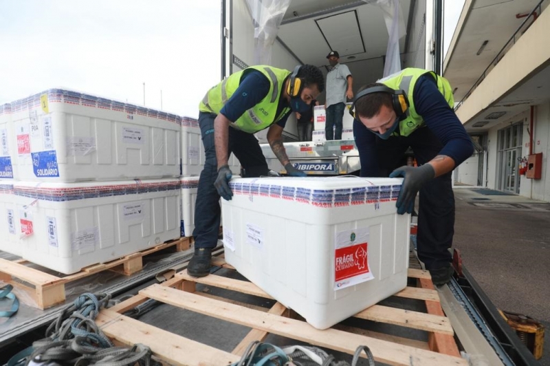 O novo lote chegou no início da manhã e será distribuído para os municípios na quinta-feira