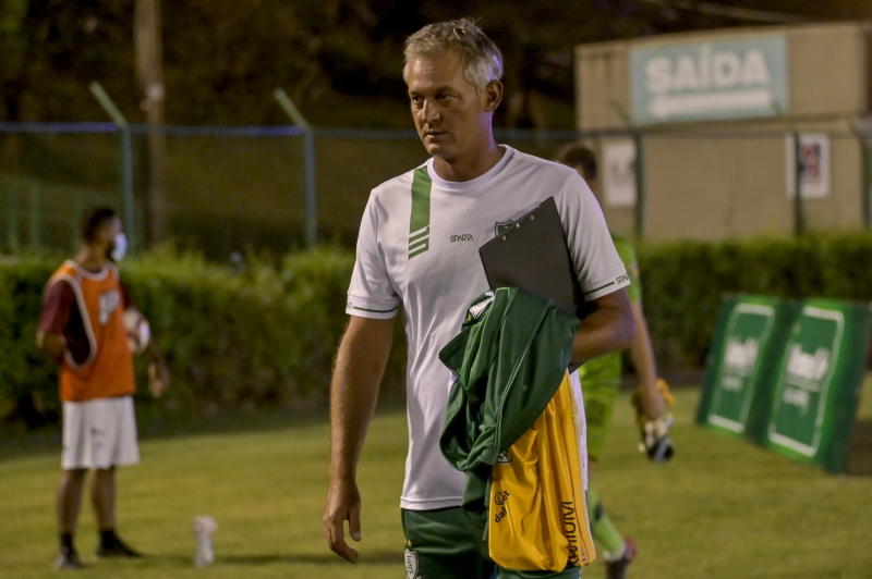 Técnico do América-MG pediu às autoridades que reconsiderassem realização do futebol no Brasil