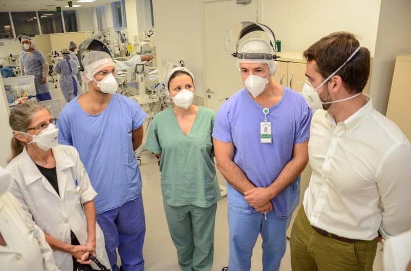 {'nm_midia_inter_thumb1':'https://www.jornaldocomercio.com/_midias/jpg/2021/03/04/206x137/1_visita_governador_04_03_19-9263249.jpg', 'id_midia_tipo':'2', 'id_tetag_galer':'', 'id_midia':'60415e203d559', 'cd_midia':9263249, 'ds_midia_link': 'https://www.jornaldocomercio.com/_midias/jpg/2021/03/04/visita_governador_04_03_19-9263249.jpg', 'ds_midia': 'Leite visita UTIs em Porto Alegre e relata exaustão dos profissionais de saúde. Na foto: visita ao Hospital de Clínicas ', 'ds_midia_credi': 'HCPA/DIVULGAÇÃO/JC', 'ds_midia_titlo': 'Leite visita UTIs em Porto Alegre e relata exaustão dos profissionais de saúde. Na foto: visita ao Hospital de Clínicas ', 'cd_tetag': '1', 'cd_midia_w': '800', 'cd_midia_h': '529', 'align': 'Left'}