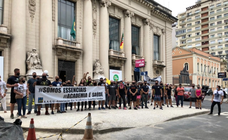 Representantes da Aagu estiveram em frente ao Piratini protestando contra fechamento