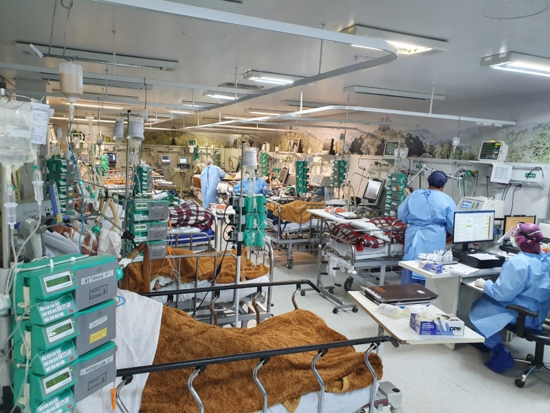 {'nm_midia_inter_thumb1':'https://www.jornaldocomercio.com/_midias/jpg/2021/03/05/206x137/1_d6aa3cda_404e_4a8d_8b01_663f0b4ead71-9264130.jpeg', 'id_midia_tipo':'2', 'id_tetag_galer':'', 'id_midia':'6042b1df6019d', 'cd_midia':9264130, 'ds_midia_link': 'https://www.jornaldocomercio.com/_midias/jpg/2021/03/05/d6aa3cda_404e_4a8d_8b01_663f0b4ead71-9264130.jpeg', 'ds_midia': 'Pandemia - novo coronavírus - Covid-19 - hospitais - pacientes - internações - Emergência Hospital Conceição - pacientes covid em unidade - saúde - Porto Alegre ', 'ds_midia_credi': 'GHC/DIVULGAÇÃO/JC', 'ds_midia_titlo': 'Pandemia - novo coronavírus - Covid-19 - hospitais - pacientes - internações - Emergência Hospital Conceição - pacientes covid em unidade - saúde - Porto Alegre ', 'cd_tetag': '1', 'cd_midia_w': '800', 'cd_midia_h': '600', 'align': 'Left'}