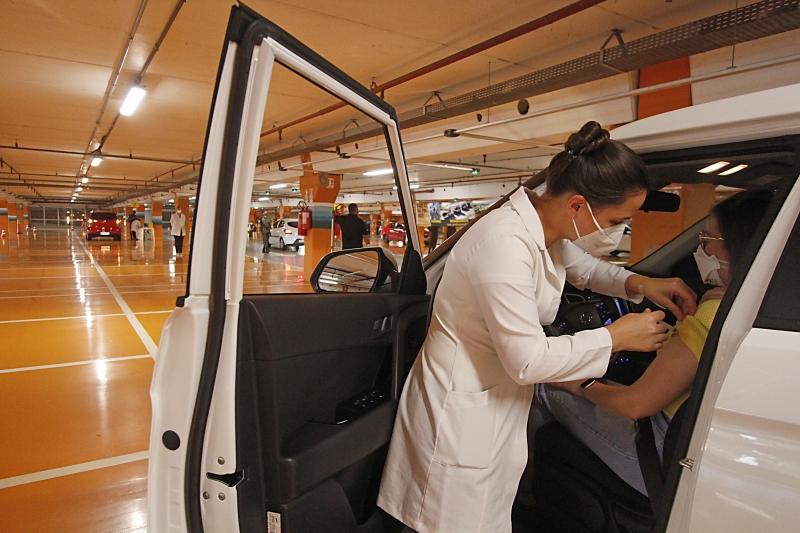 Vacinação pode ser feitas em postos ou em drive-thrus da Capital gaúcha