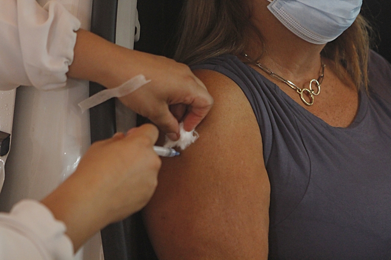 Vacinação de profissionais da saúde e idosos no drive thru do Barra Shopping Sul.