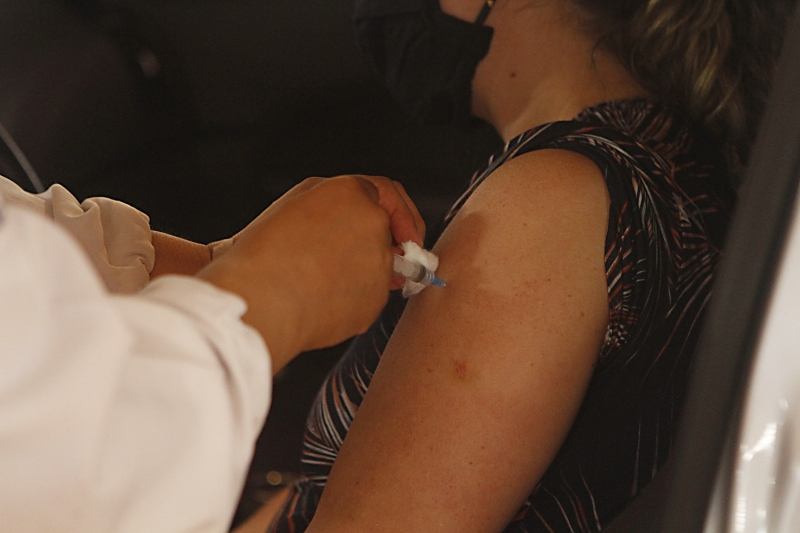 Movimento é intenso nos três postos drive-thrus montados na Capital neste sábado