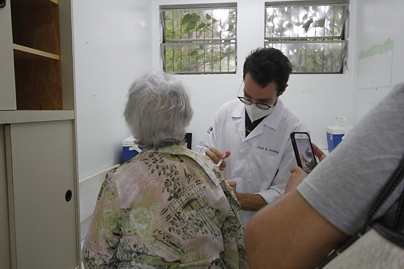 Idosos acima de 80 anos já começaram a ter queda na eficácia 