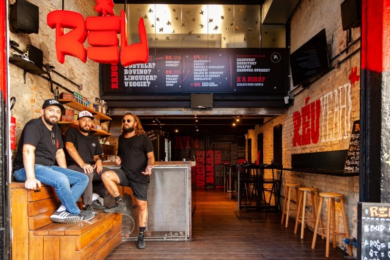 Tom&aacute;s, Pedro e Fred s&atilde;o s&oacute;cios do restaurante R&eacute;u Rango   Bira Foto: Graziele Becker/Divulga&ccedil;&atilde;o/JC