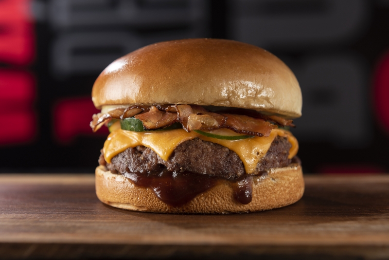 Os hamb&uacute;rgueres do R&eacute;u Rango + Bira s&atilde;o montados passo a passo pelos clientes Foto: Dandi Albuquerque/Divulga&ccedil;&atilde;o/JC