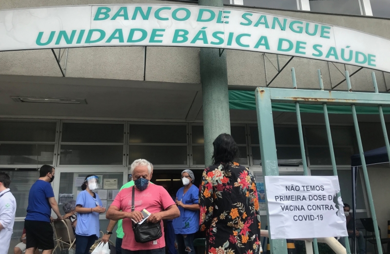 No posto Santa Cecília, em Porto Alegre, idosos eram avisados na chegada da falta de doses