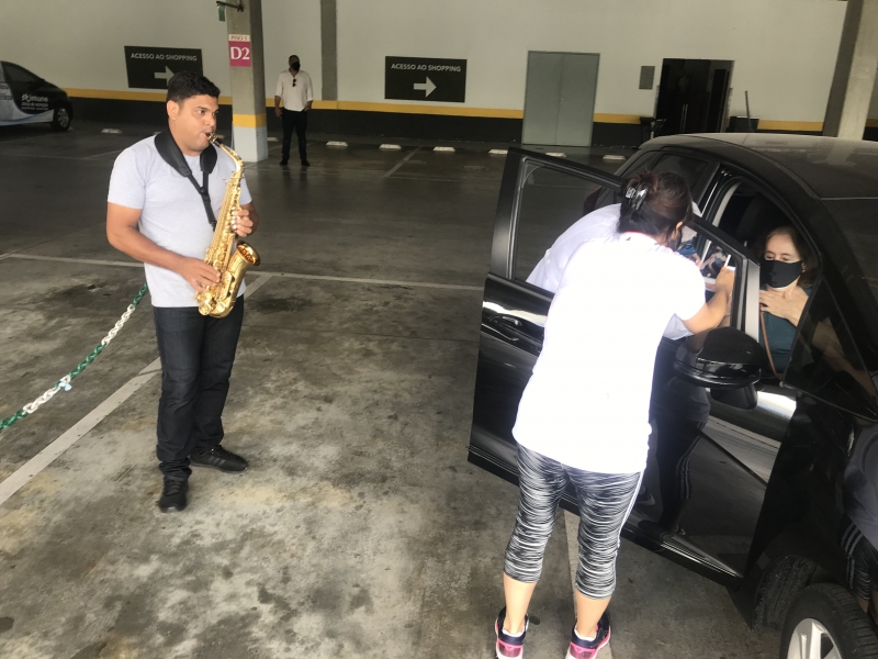 O saxofonista Ramires recepcionou os idosos que chegavam para receber a dose no shopping
