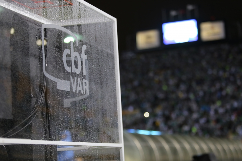 Comissão de clubes leva sugestões à CBF para mudar atuação do VAR