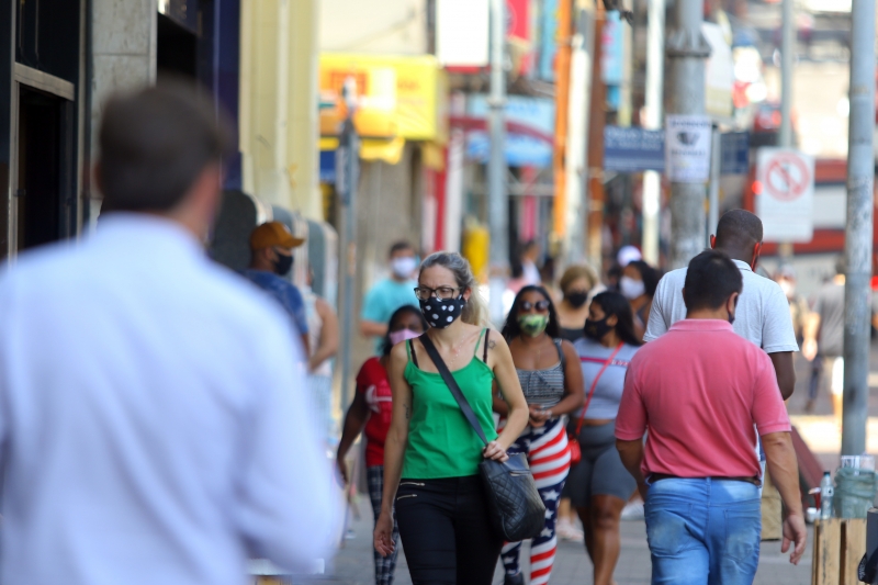 Pessoas sintomáticas, diagnosticadas com Covid ou que ignorarem o uso da máscara em local público poderão ser presas e ter de pagar multa