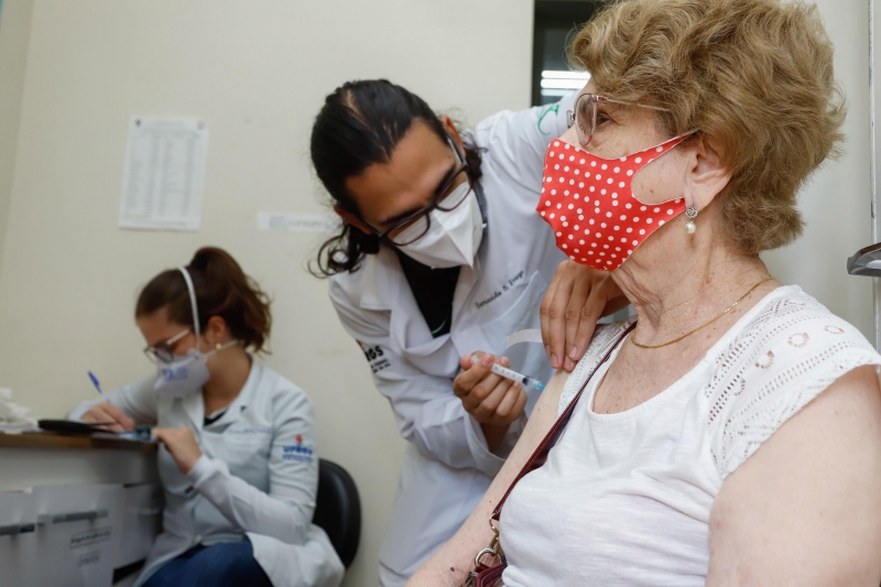 Até esta terça-feira, vacinação abrange idosos acima de 79 anos e segunda dose da Coronavac