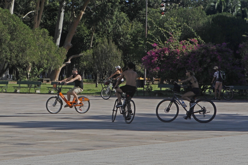 Porto Alegre tem um dia ensolarado e com temperatura agradável no período da tarde  