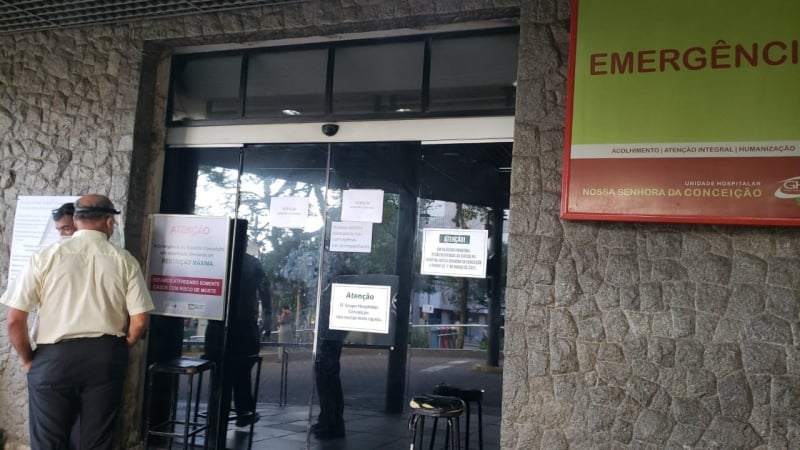 Cartaz na porta da emergência avisa que apenas os caso com risco de morte são atendidos 