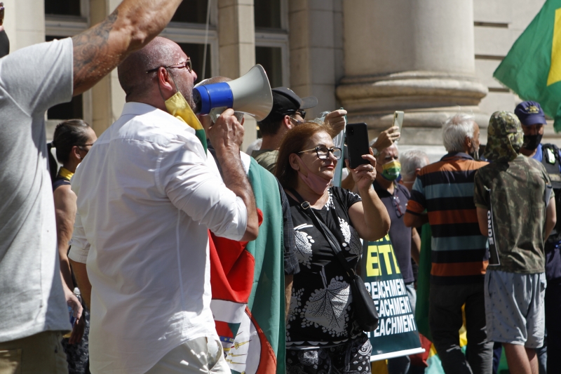 Executivo gaúcho reconheceu o protesto, mas condenou aglomeração e falta de uso de máscaras