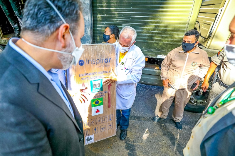 Gomes (e) acompanhou a entrega dos equipamentos nesta manhã