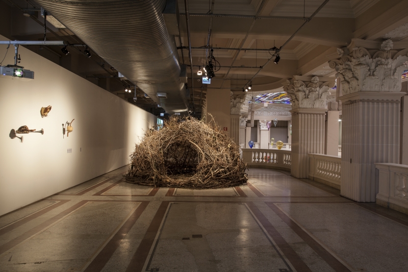 Instalação 'Ninho', de Ricardo Siri, mostra esculturas com galhos, cipós e outros materiais naturais